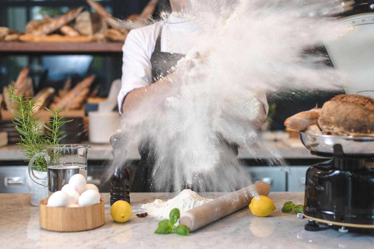 Al Messila, A Luxury Collection Resort & Spa, Doha Dış mekan fotoğraf A baker sifting flour