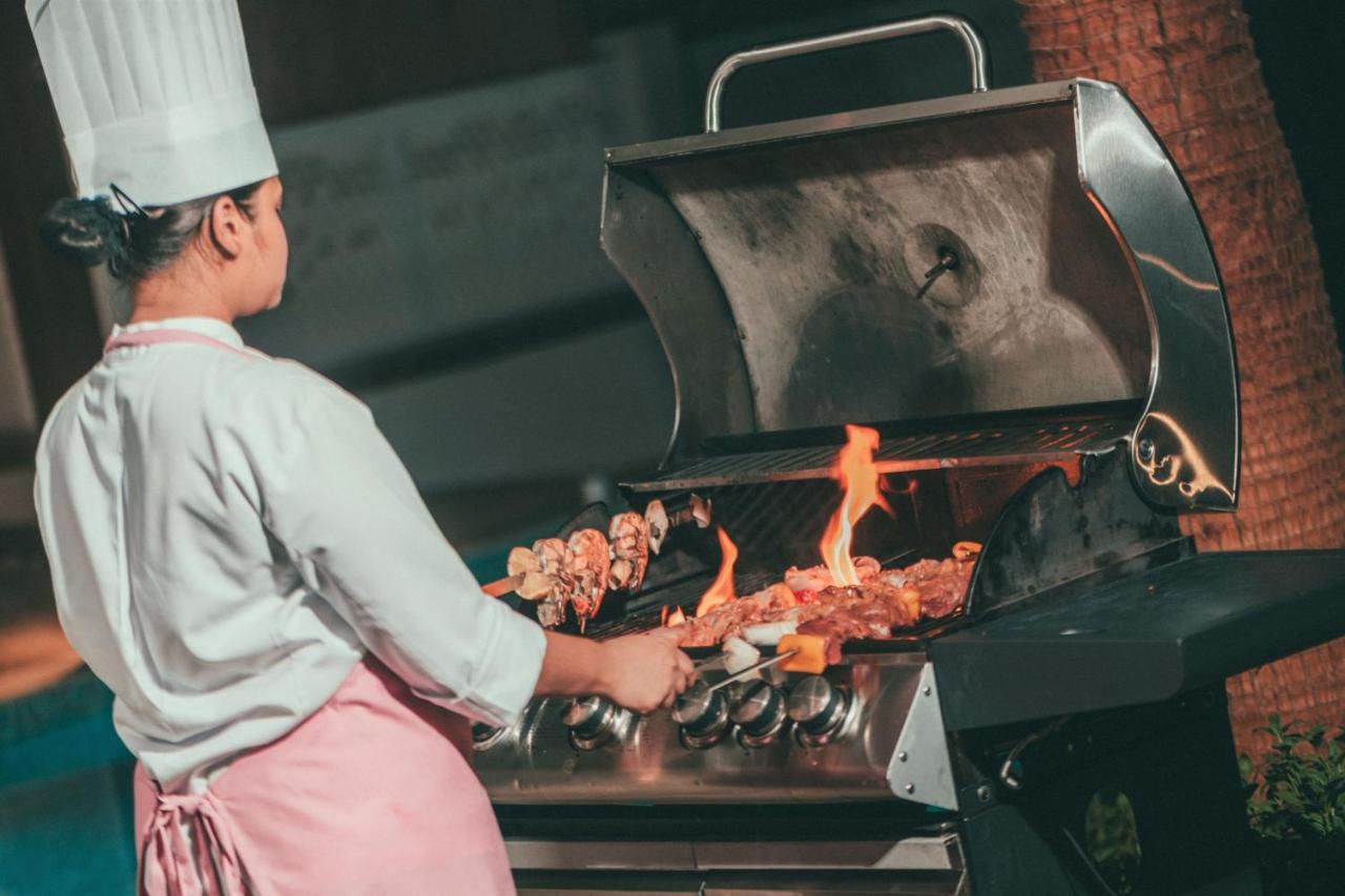 Al Messila, A Luxury Collection Resort & Spa, Doha Dış mekan fotoğraf A chef cooking on a gas grill