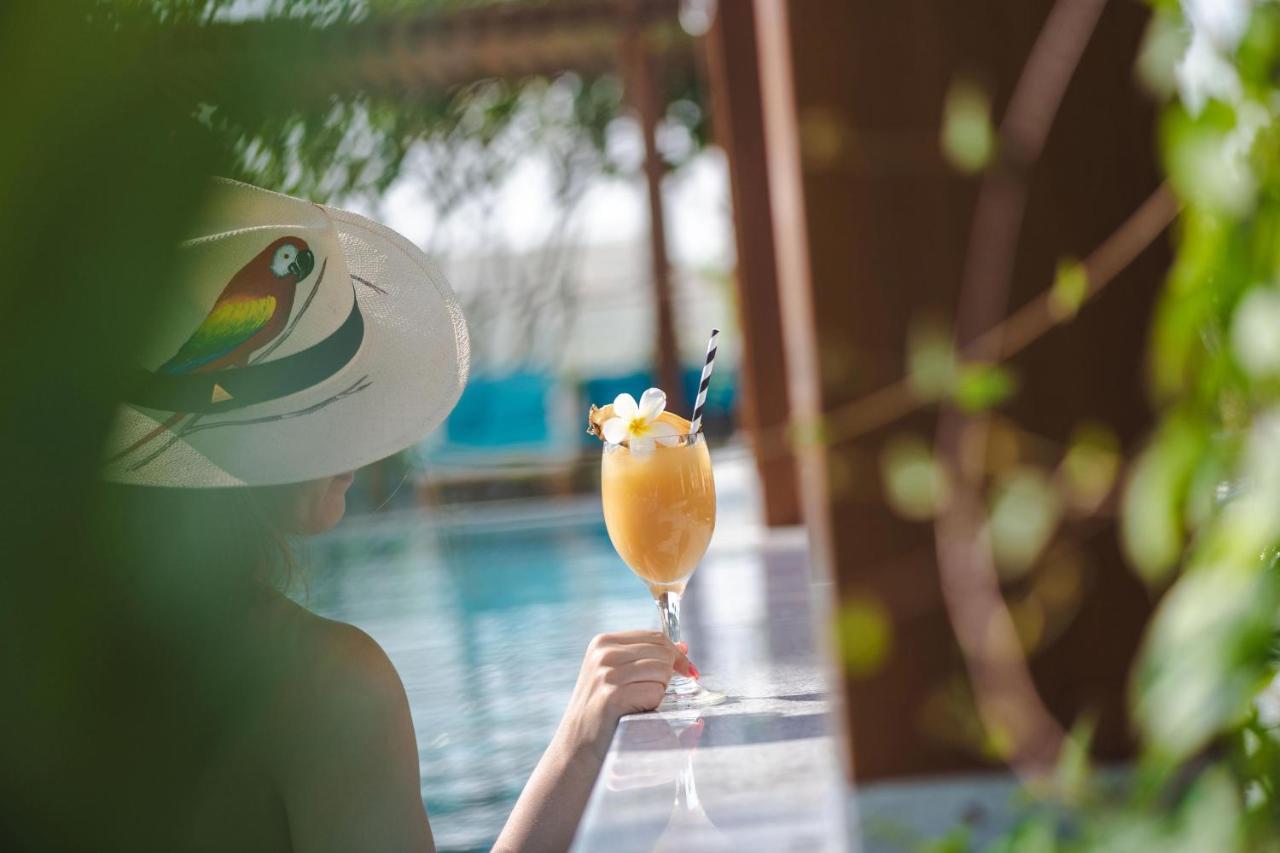 Al Messila, A Luxury Collection Resort & Spa, Doha Dış mekan fotoğraf A woman holding a cocktail