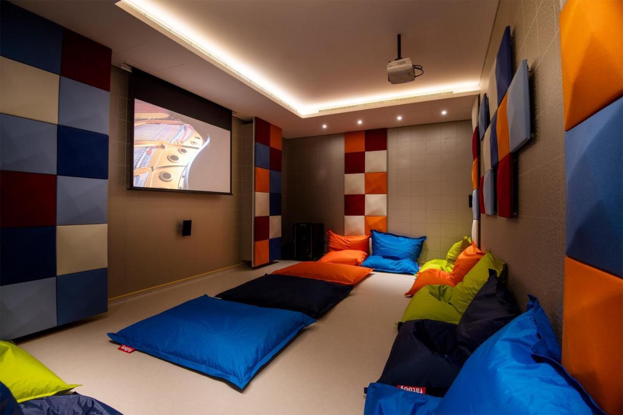 Al Messila, A Luxury Collection Resort & Spa, Doha Dış mekan fotoğraf A home theater with a projector