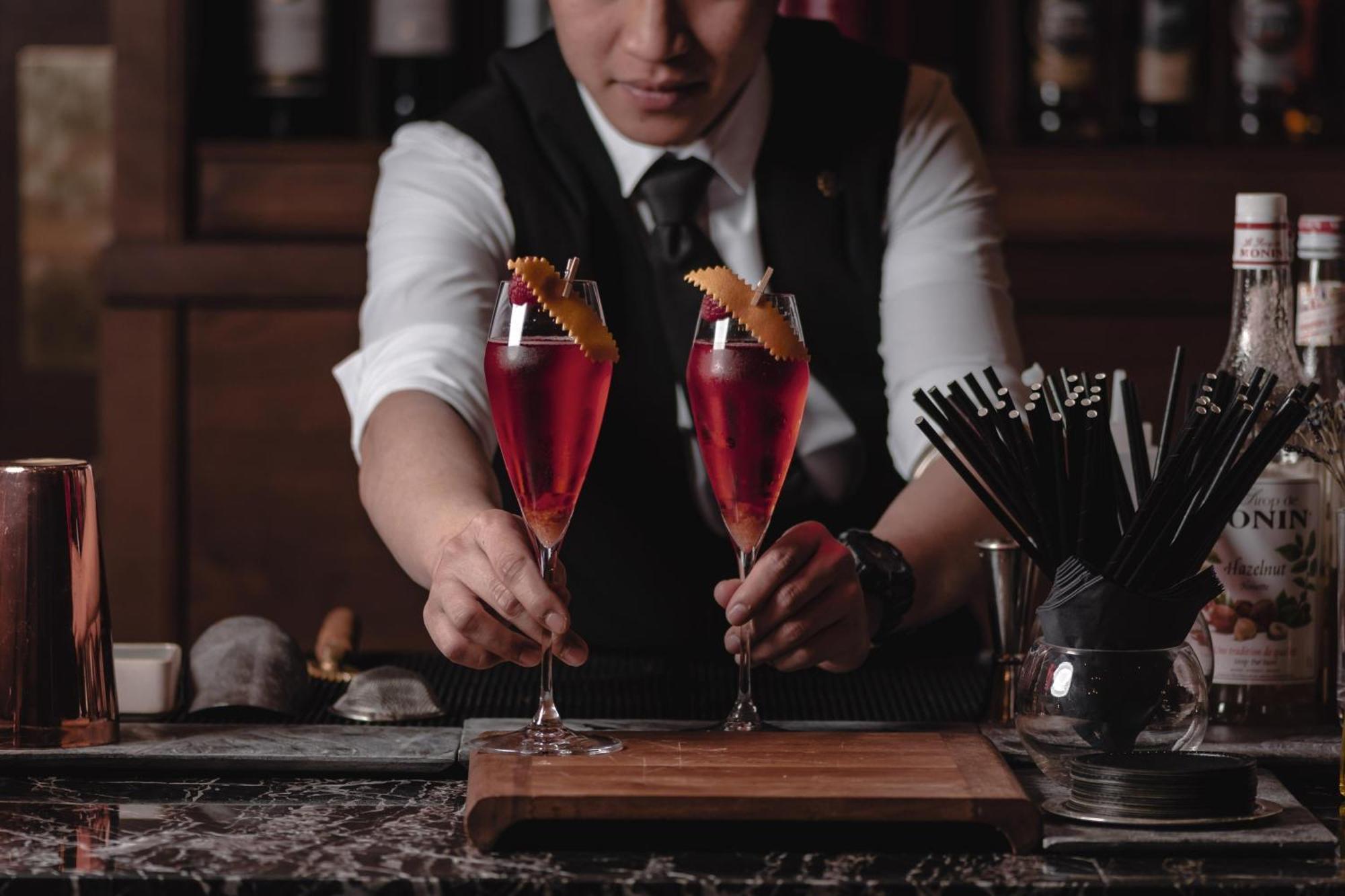 Al Messila, A Luxury Collection Resort & Spa, Doha Dış mekan fotoğraf A bartender serving cocktails